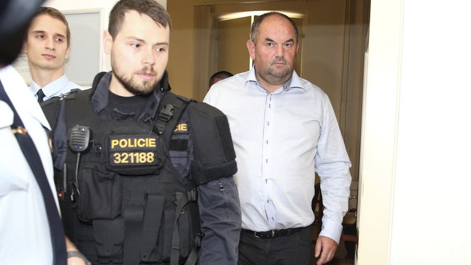 Na Peltově tváři se podepsal více než dvoudenní boj. Na Peltově tváři se podepsal více než dvoudenní boj.