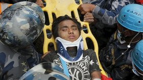 V Nepálu zachránili patnáctiletého chlapce: V troskách byl po zemětřesení pět dnů!