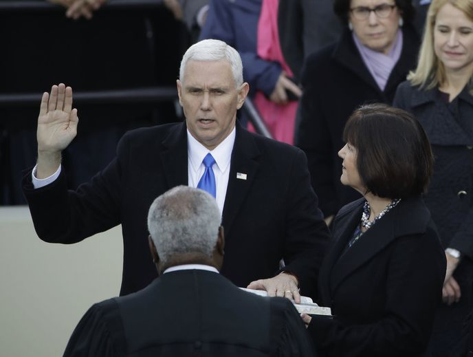 Jako první složil přísahu viceprezident Mike Pence.