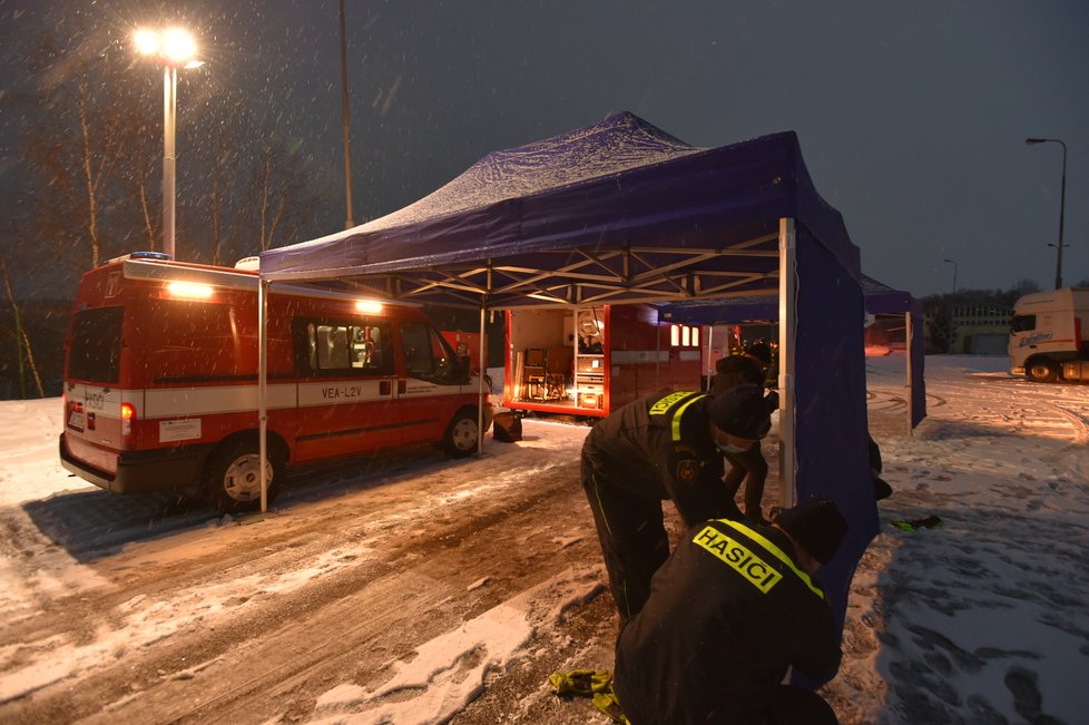 Stavba testovacího místa na covid-19 pro pendlery na hraničním přechodu s Německem v Pomezí nad Ohří na Chebsku (24. 1. 2021)