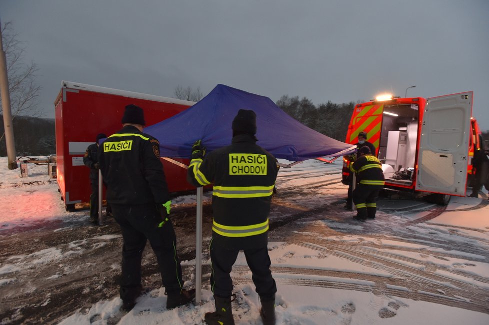 Stavba testovacího místa na covid-19 pro pendlery na hraničním přechodu s Německem v Pomezí nad Ohří na Chebsku (24. 1. 2021)