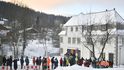 Pendleři v německé Bavorské Rudě čekají ve frontě na povinné testy na koronavirus (25.1.2021)