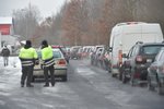 Provoz na hraničním přechodu do Bavorska v Pomezí nad Ohří komplikovaly 25. ledna 2021 kolony. Způsobili je pendleři, kteří čekali na povinné testy na koronavirus (25.1.2021)
