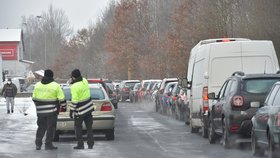 Provoz na hraničním přechodu do Bavorska v Pomezí nad Ohří komplikovaly 25. ledna 2021 kolony. Způsobili je pendleři, kteří čekali na povinné testy na koronavirus (25.1.2021)