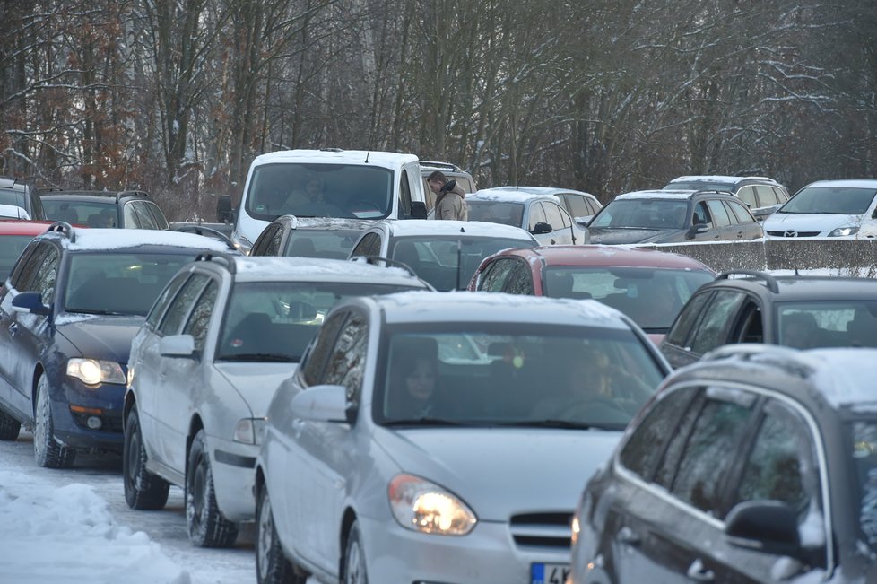 Provoz na hraničním přechodu do Bavorska v Pomezí nad Ohří komplikovaly 25. ledna 2021 kolony. Způsobili je pendleři, kteří čekali na povinné testy na koronavirus (25. 1. 2021).