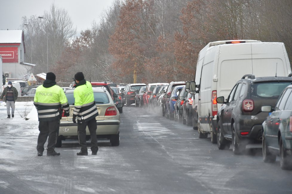 Provoz na hraničním přechodu do Bavorska v Pomezí nad Ohří komplikovaly 25. ledna 2021 kolony. Způsobili je pendleři, kteří čekali na povinné testy na koronavirus (25. 1. 2021).