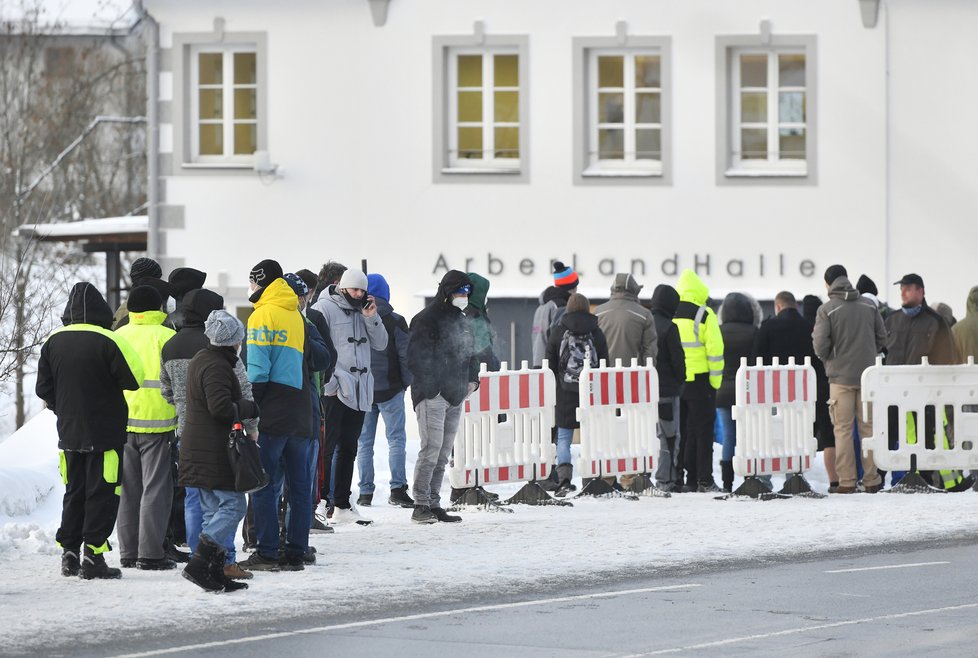 Pendleři v německé Bavorské Rudě čekají ve frontě na povinné testy na koronavirus (25. 1. 2021).