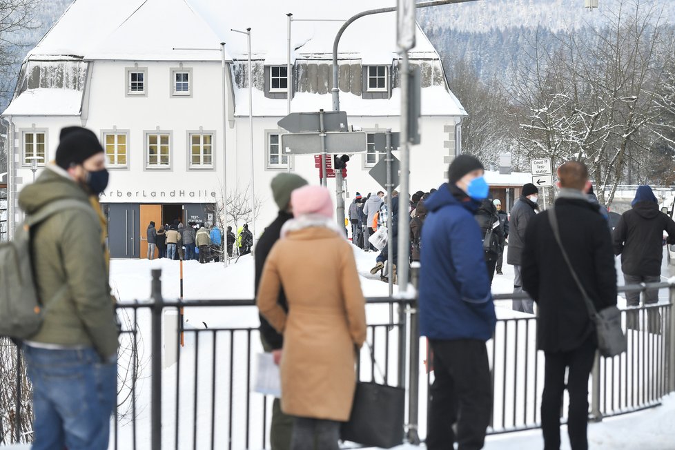 Pendleři v německé Bavorské Rudě čekají ve frontě na povinné testy na koronavirus (25. 1. 2021).