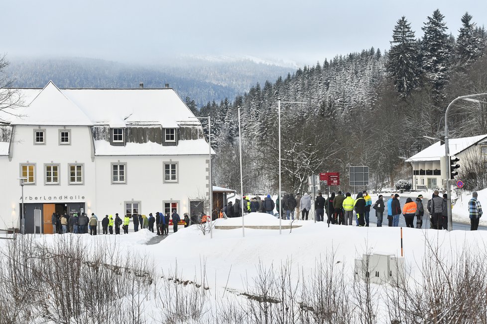 Pendleři v německé Bavorské Rudě čekají ve frontě na povinné testy na koronavirus (25.1.2021)