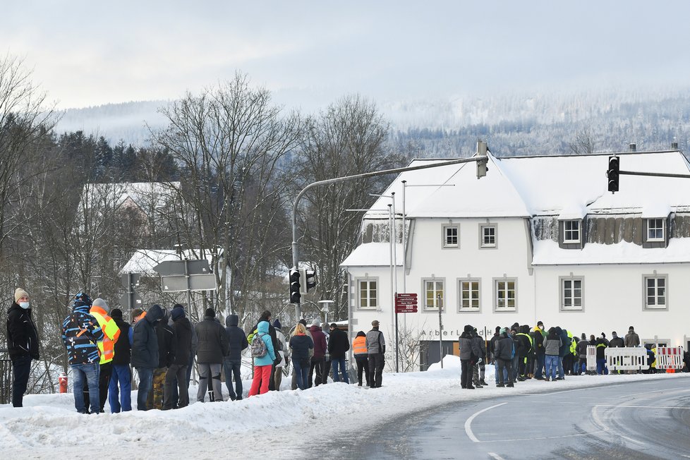 Pendleři v německé Bavorské Rudě čekají ve frontě na povinné testy na koronavirus (25. 1. 2021).