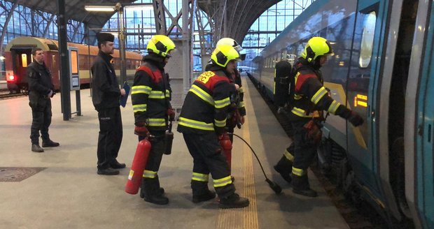 Hasiči na hlavním nádraží zasahovali hasiči Správy železniční dopravní cesty, podle agentury Aktu.cz u závady na podvozku pendolina.