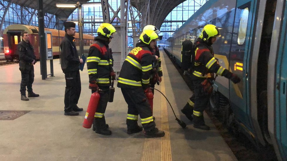 Hasiči na hlavním nádraží zasahovali hasiči Správy železniční dopravní cesty, podle agentury Aktu.cz u závady na podvozku pendolina.