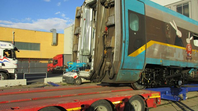 Poškozené Pendolino během nakládání před cestou do Itálie.