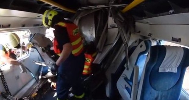 Děsivý pohled do vagonu smrti: Odtud hasiči vyprošťovali raněné