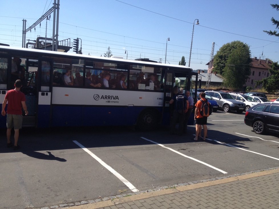 Cestující přepravovaly z Hranic na Moravě autobusy.