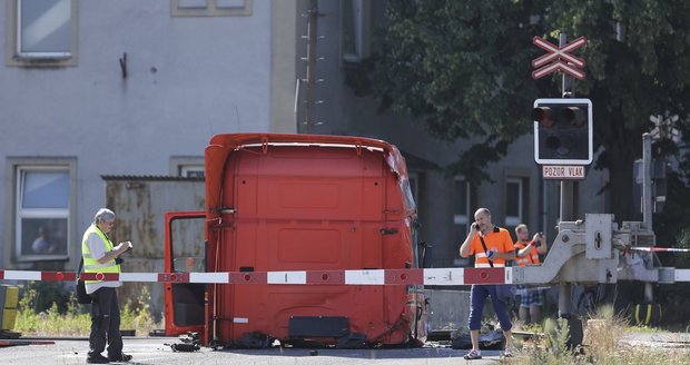 Nehoda ve Studénce vteřinu po vteřině: Řidič v kabině kamionu zůstal. Před ním na červenou projela ještě dvě auta