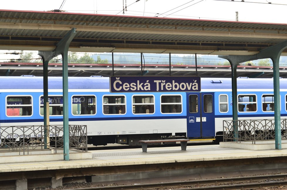 Pendolino zničené při nehodě ve Studénce na cestě do pražského depa.