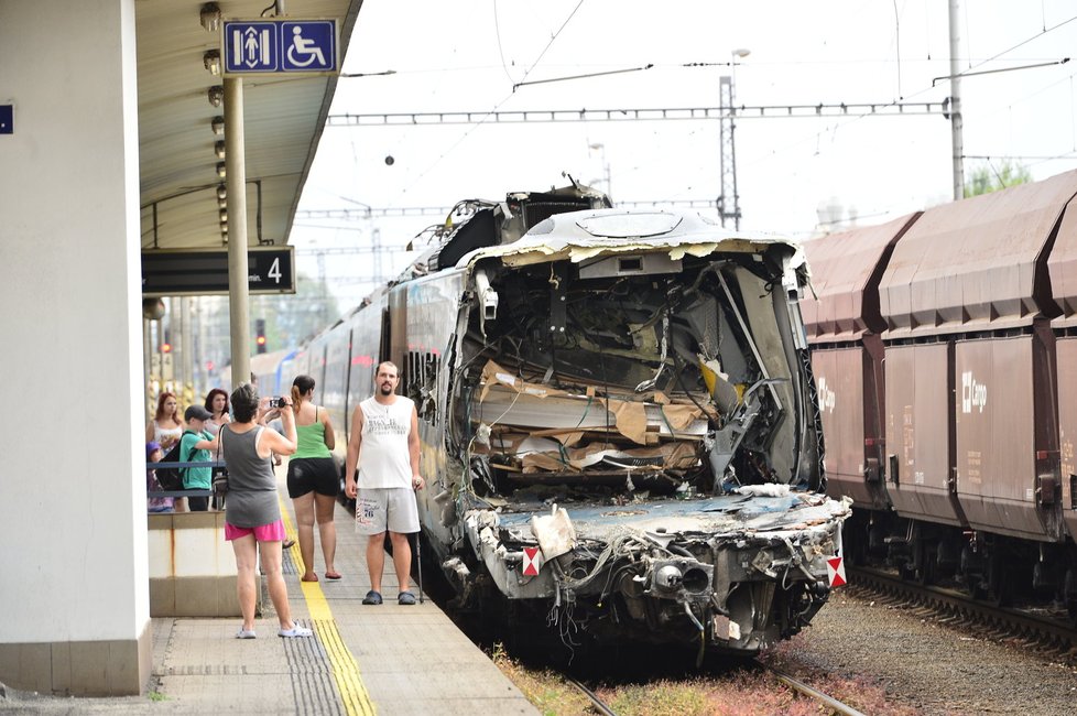 Pendolino zničené při nehodě ve Studénce na cestě do pražského depa.