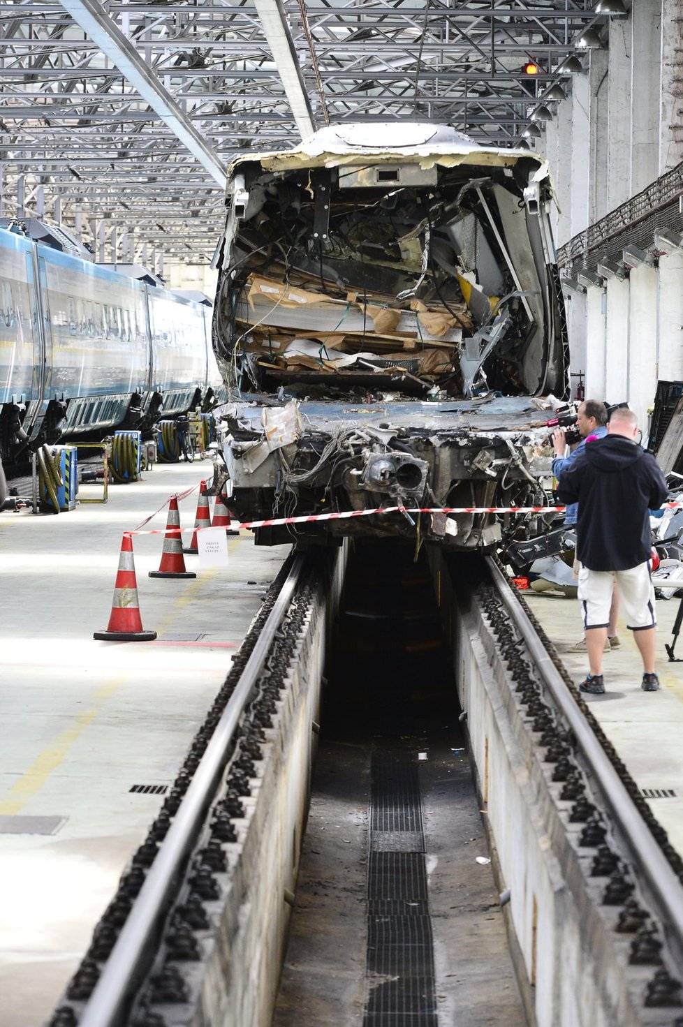 Poničené pendolino dorazilo do pražského depa.