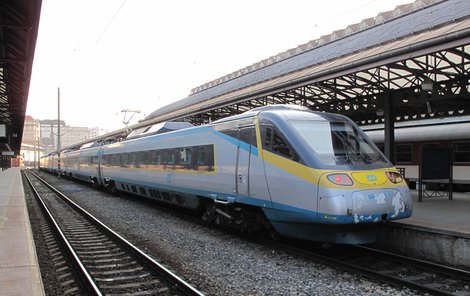 Pendolino kamion rozdrtilo, těžce zraněn je vlakvedoucí.