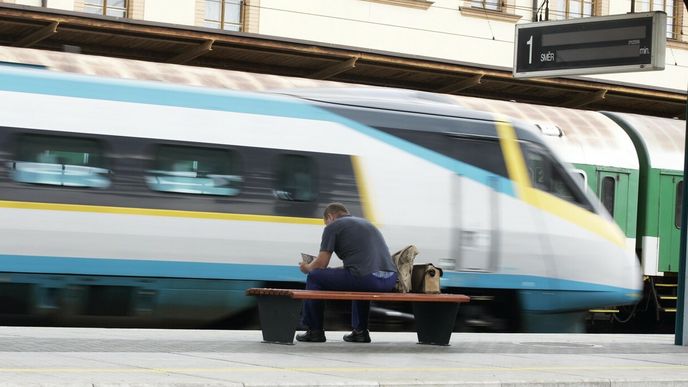 Stát umožnil jednodušší výstavbu základových stanic u  nejvytíženějších železničních koridorů z Prahy do České Třebové a odtud do Ostravy nebo Brna. Systém základnových stanic je část sítě GSM, která je zodpovědná za přenos a příjem radiových signálů z mobilního telefonu.