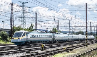 České dráhy ustupují z trhu. Dotované linky jim přebírají levnější RegioJet, Arriva a další