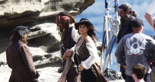 Těhotná Penélope se ve čtvrtém pokračování Pirátů z Karibiku opět objeví po boku Johnnyho Deppa. Snímek ukořistil jeden z fotografů přímo na místě natáčení.