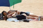 Tak zachytili fotografové zamilovaný pár před několika týdny na havajské pláži. Z Penélope a Javiera láska přímo čiší...