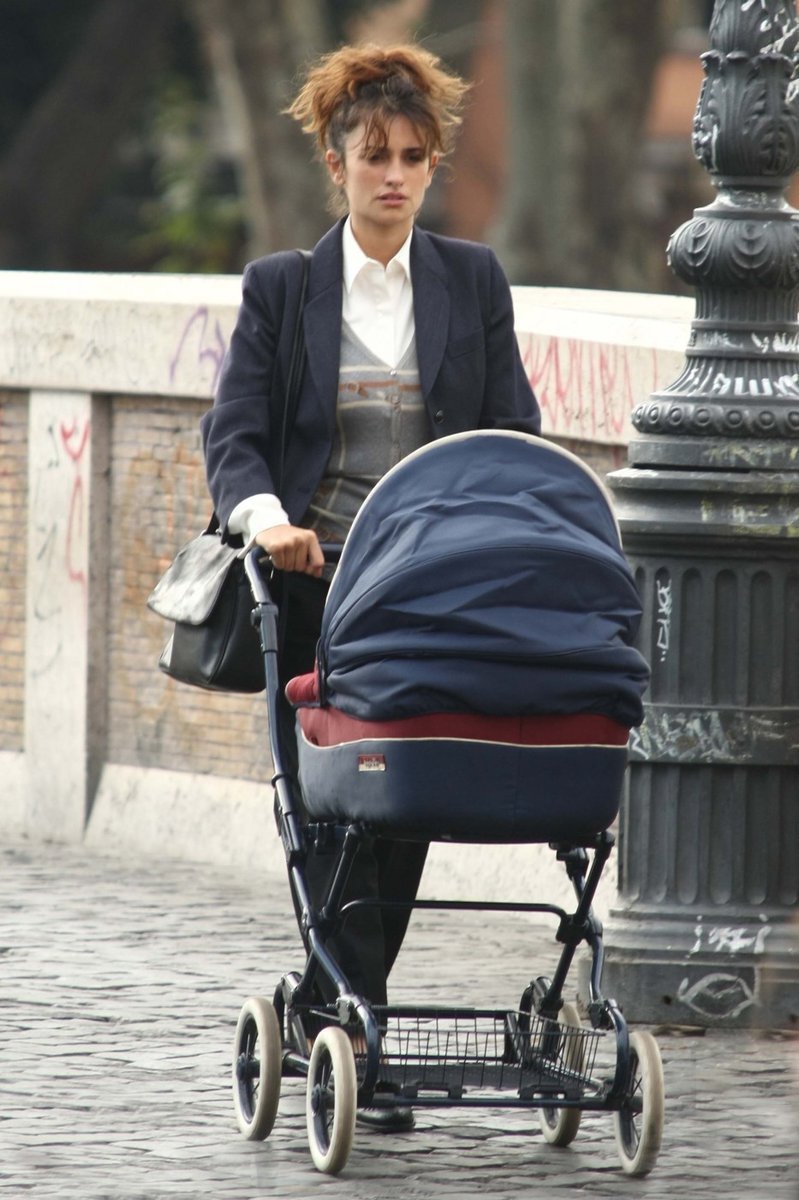 Penelope Cruz tlačila ulicemi Říma kočárek