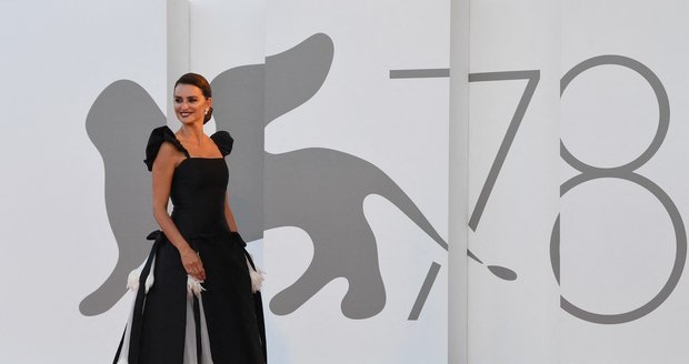 Na Benátský filmový festival vynesla Penelope Cruzová róbu značky Chanel.