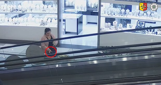 Žena našla peněženku s třiceti tisíci korunami: Rozhlédla se a strčila ji do kapsy! Pátrá po ní policie