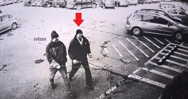 Muže vpravo hledá policie. Našel peněženku a nechal si ji.
