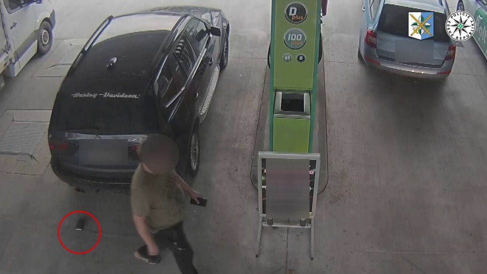 Muži vypadla peněženka na benzince v Ostravě. Nevšiml si toho.