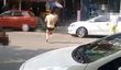 Čeng běží po ulici bez penisu a křičí o pomoc.