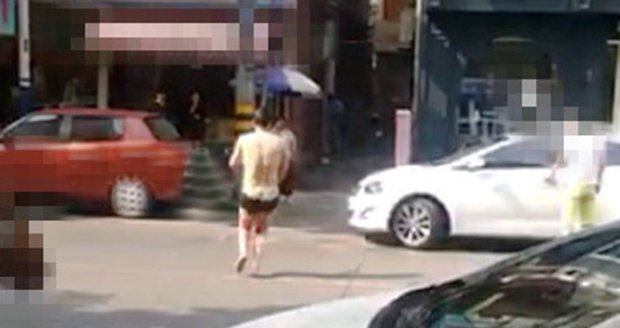 Čeng běží po ulici bez penisu a křičí o pomoc.