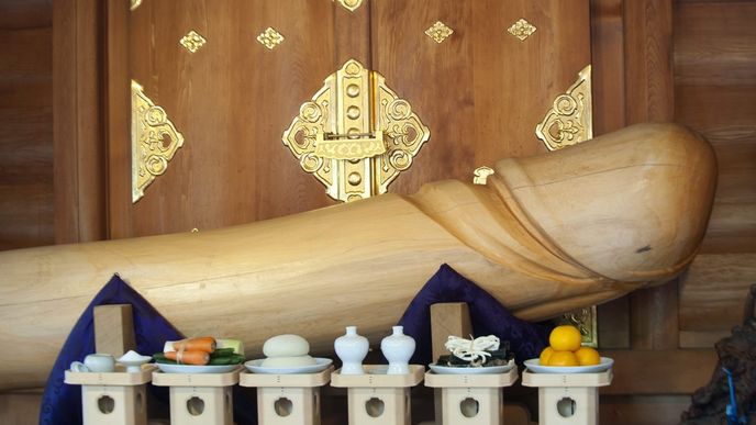 Dřevěný penis v chrámu. V Japonsku nikomu nevadí, jedná se o rituál starý 1500 let   