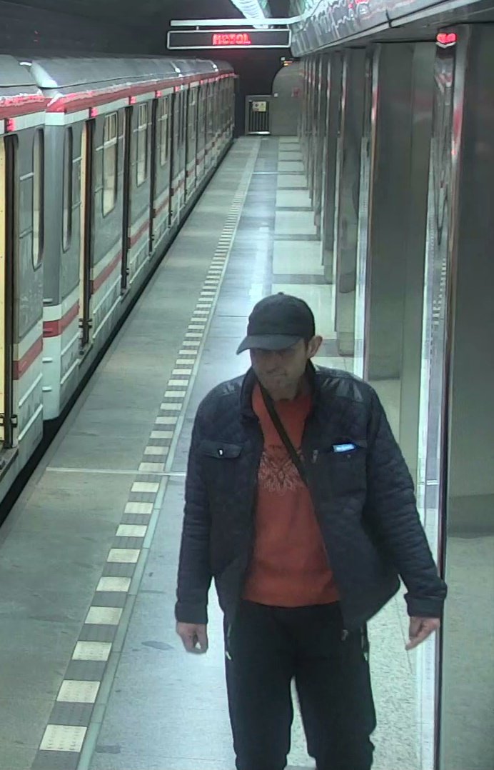 Policisté pátrají po muži, který se obnažoval v metru.
