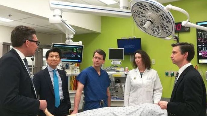 Doktor Andrew Lee, šéf týmu z americké univerzity Johnse Hopkinse, který provedl unikátní transplantaci penisu a šourku