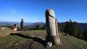 V Bavorsku zmizela z hor obří dřevěná socha penisu