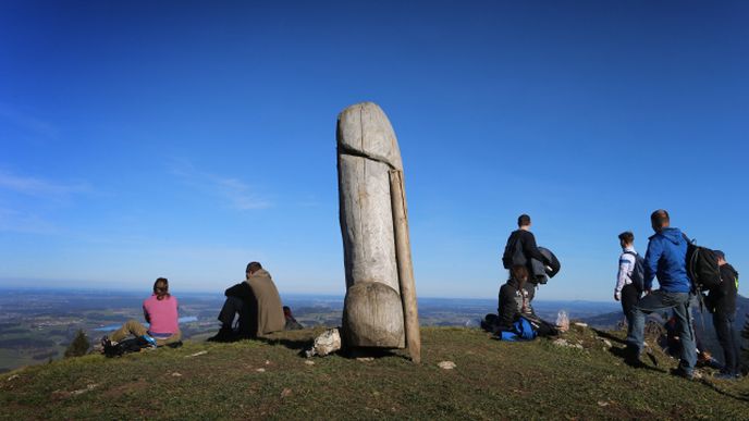 V Bavorsku zmizela z hor obří dřevěná socha penisu