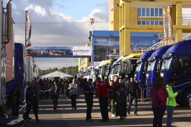 Kamiony musí být v paddocku naleštěné, aby důstojně reprezentovaly značku a sponzory