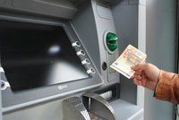 Bankomat vyplácel lidem víc, než chtěli. Klienti si výběry užívali až do limitu