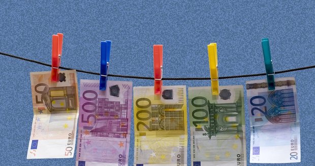 Švýcarsko vyšetřuje šest Čechů z praní špinavých peněz - ilustrační foto