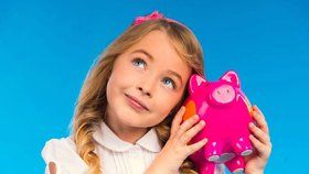 Rodiče dětem často „vykrádají“ prasátka, polovina z nich peníze nevrací