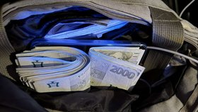 Zabavená částka peněz kurýrky pro kyberšmejdy