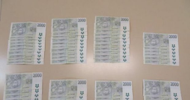 Část peněz, které policisté zabavili podvodníkům.