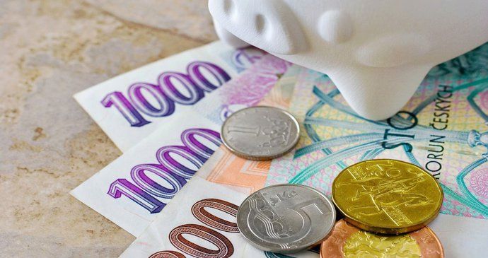 Nejvíce peněz drží domácnosti na běžných a spořicích účtech, zatímco termínované vklady jsou zejména od poslední krize v závěru minulé dekády výrazně méně populární.