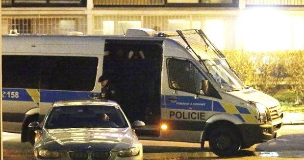 19:33 - K domu, kde bydlí zpěvák, se sjíždějí policejní vozy.