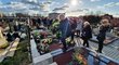 Hrob Miloslava Pennera ve Starém Městě zahrnuly květiny