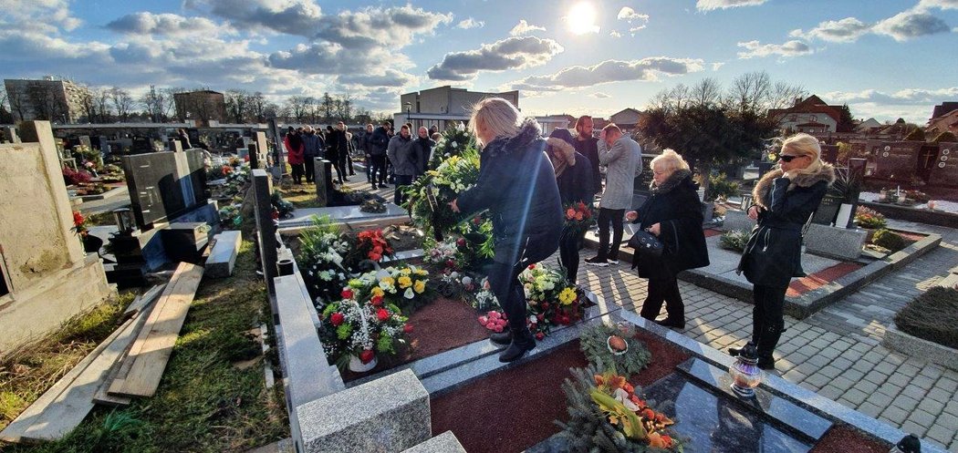 Hrob Miloslava Pennera ve Starém Městě zahrnuly květiny